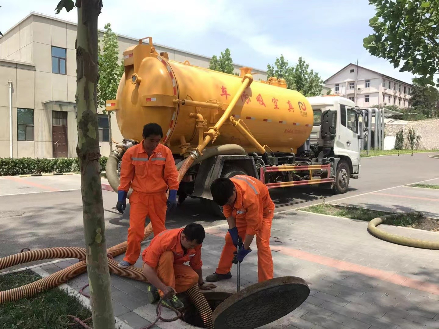 明溪管道疏通车停在窨井附近