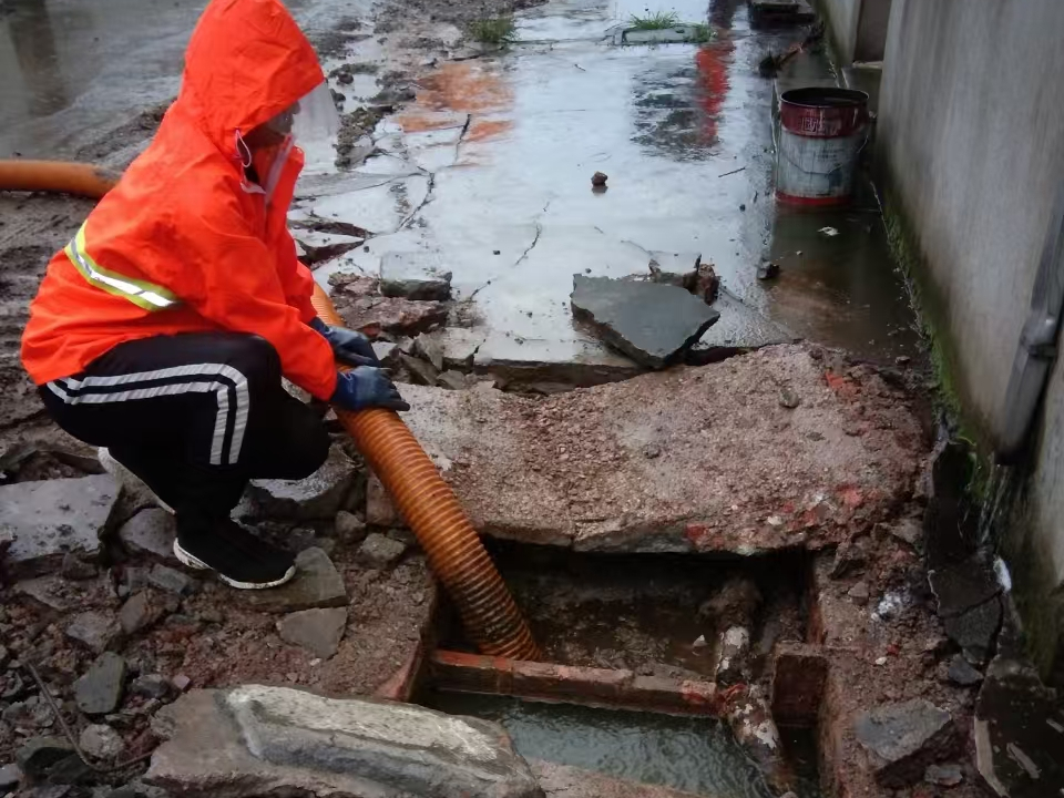 明溪专业清理污水池 炜誉市政以规范流程守护城市 “肠道”